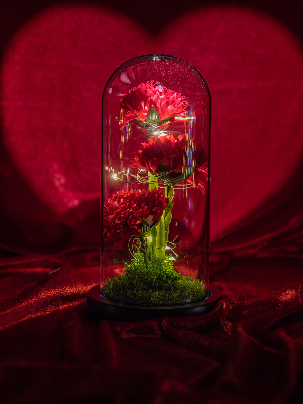 Potrójny czerwony bukiet na leśnym mchu