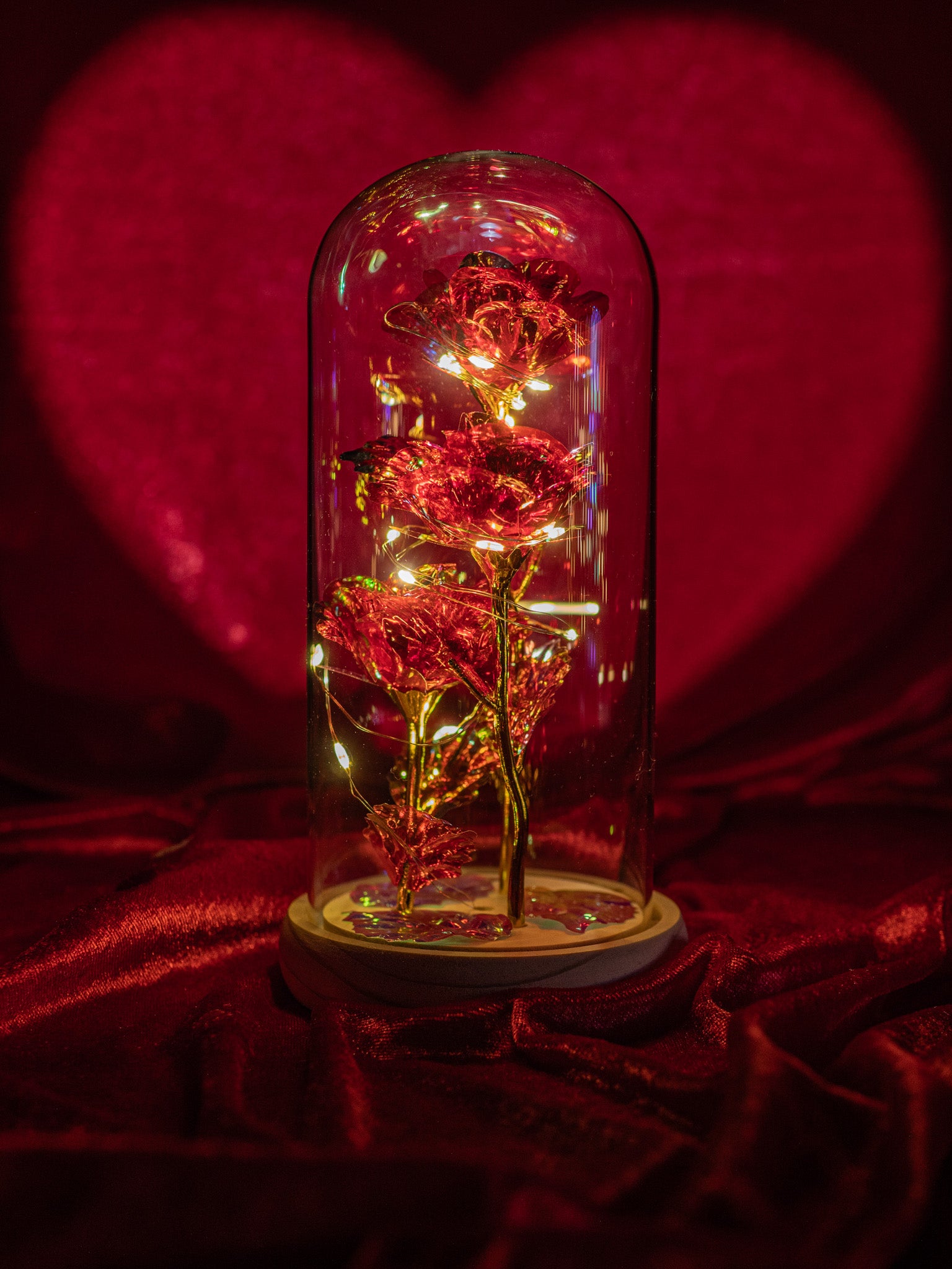 Kryształowe czerwone trio na jasnej podstawie