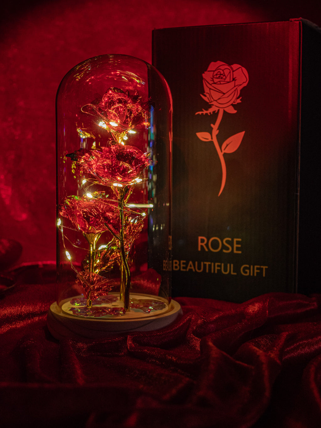 Kryształowe czerwone trio na jasnej podstawie